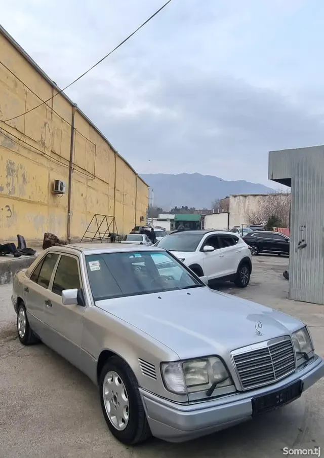 Mercedes-Benz W124 1995 · 2.5 MT