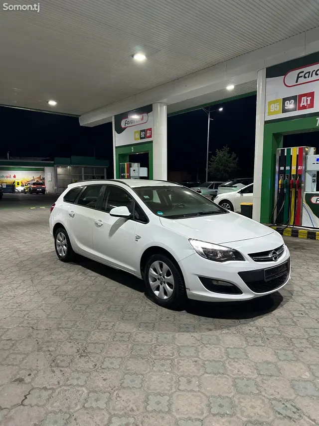 Opel Astra J 2014 · 1.4 MT