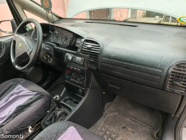 Opel Zafira 1999 · 1.8 MT