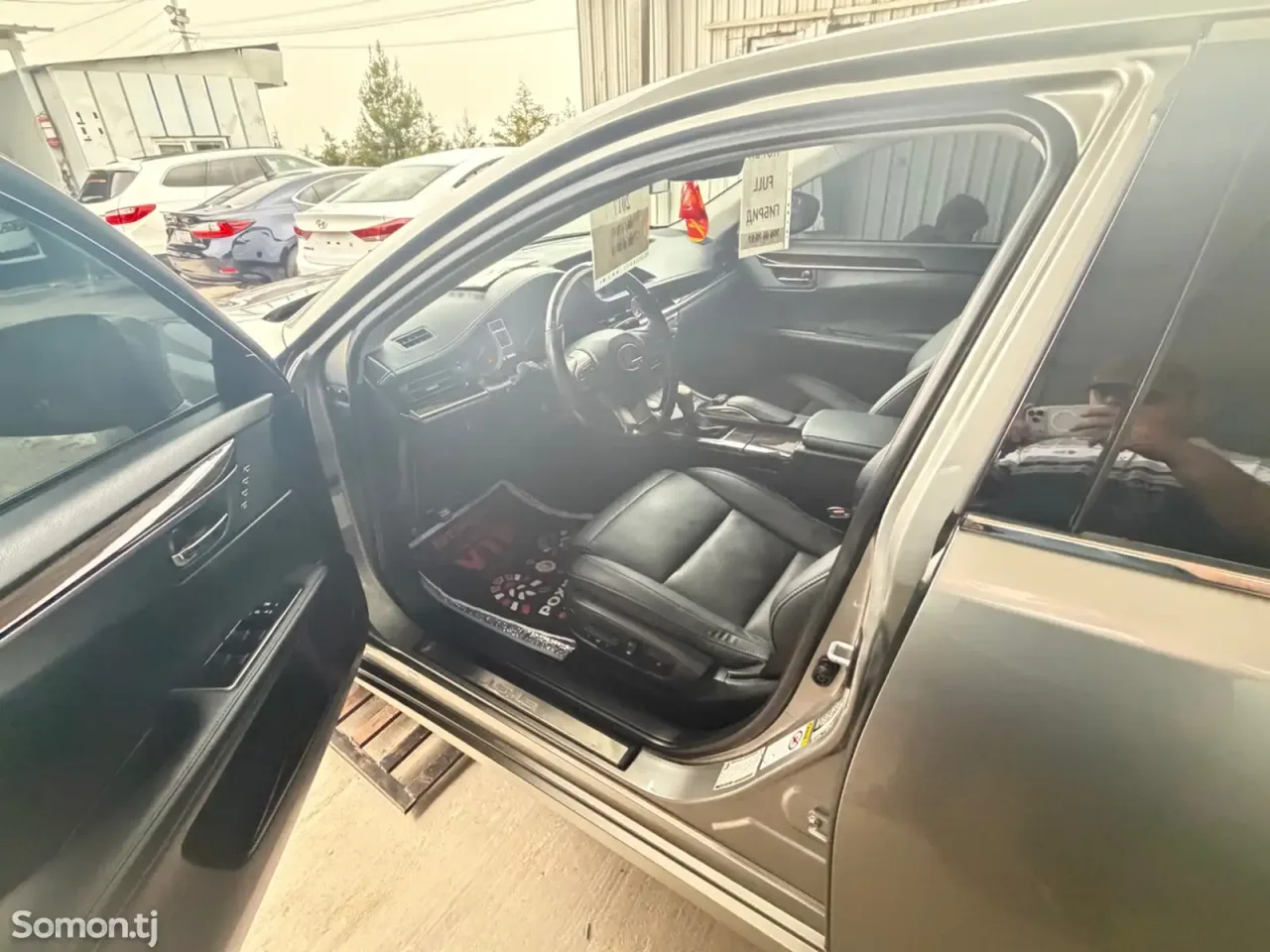 Lexus ES series 2017 · 2.5 AT