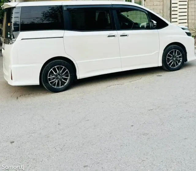 Toyota Voxy 2014 · 2.0 AT