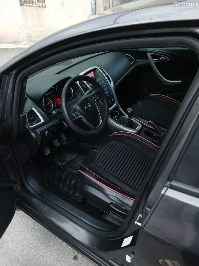 Opel Astra J 2011 · 1.7 MT