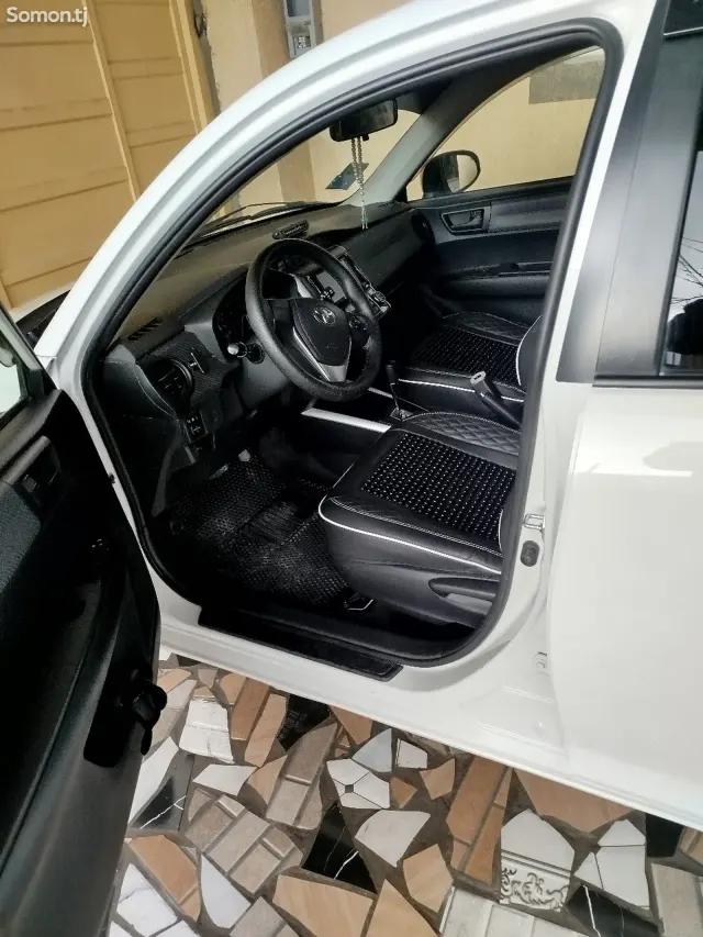 Toyota Corolla 2015 · 1.5 AT