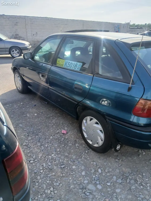 Opel Astra F 1995 · 1.6 MT