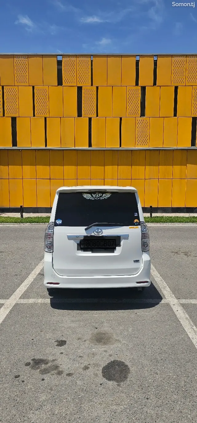 Toyota Voxy 2009 · 2.0 AT