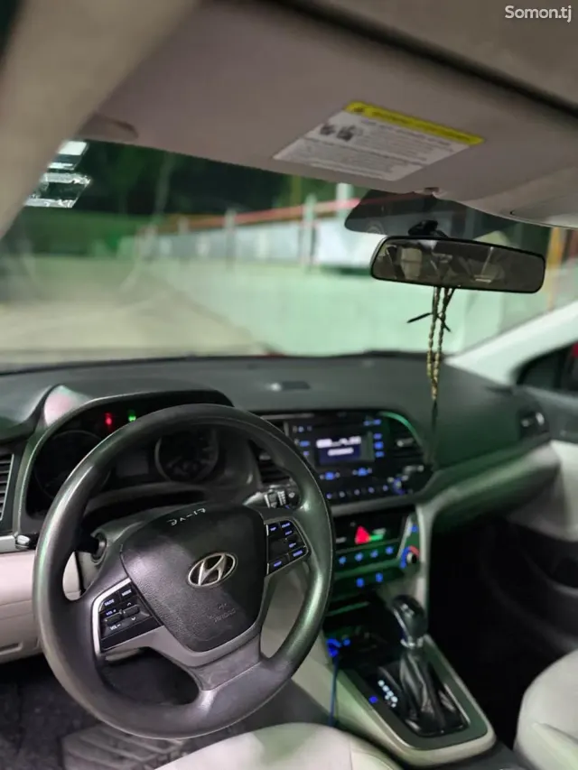 Hyundai Elantra 2017 · 2.0 AT