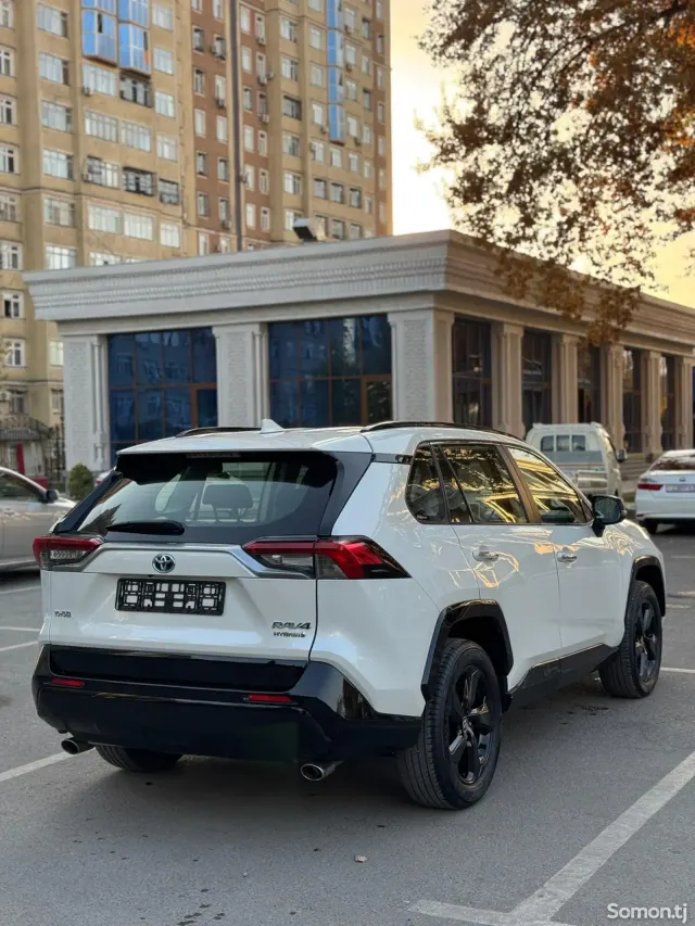 Toyota RAV 4 2021 · 2.5 AT