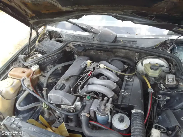 Mercedes-Benz W201 1990 · 2.0 MT