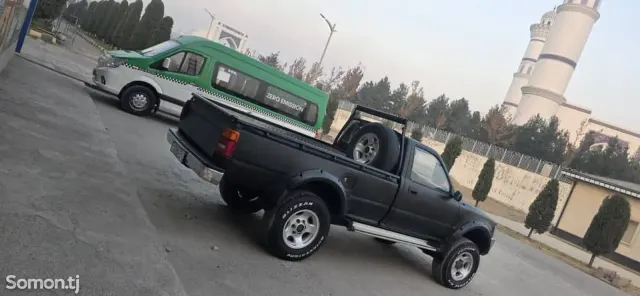 Toyota Hilux 1998 · 2.8 MT