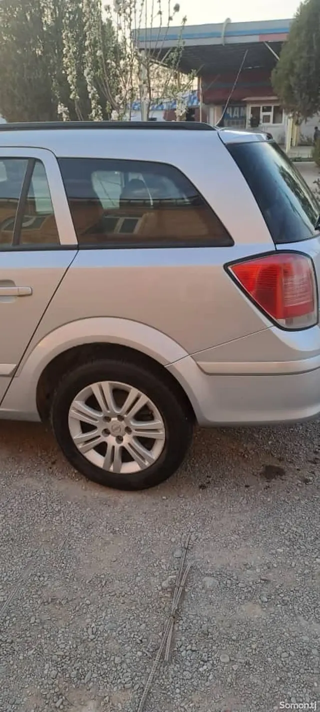 Opel Astra H 2005 · 1.4 MT
