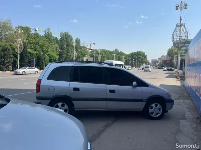 Opel Zafira 2002 · 1.7 MT