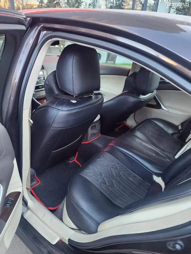 Lexus IS series 2012 · 2.5 AT