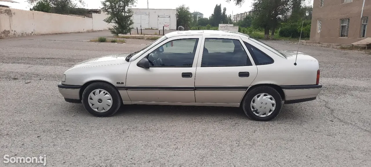 Opel Vectra A 1992 · 1.6 MT