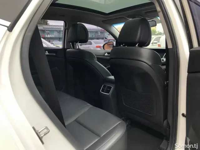 Hyundai Tucson 2015 · 1.6 AT