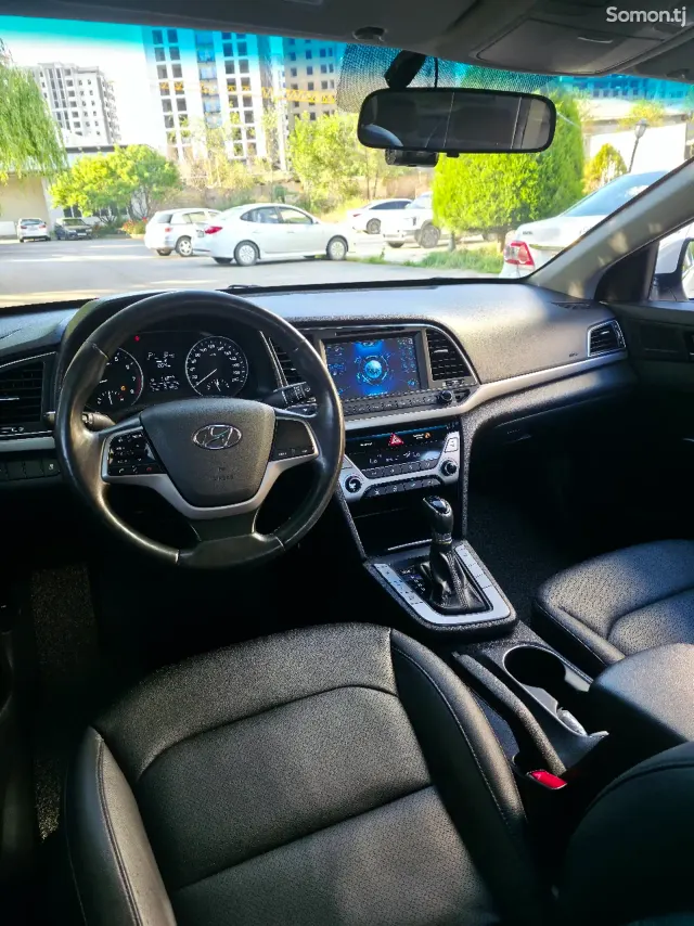 Hyundai Avante 2015 · 1.6 AT