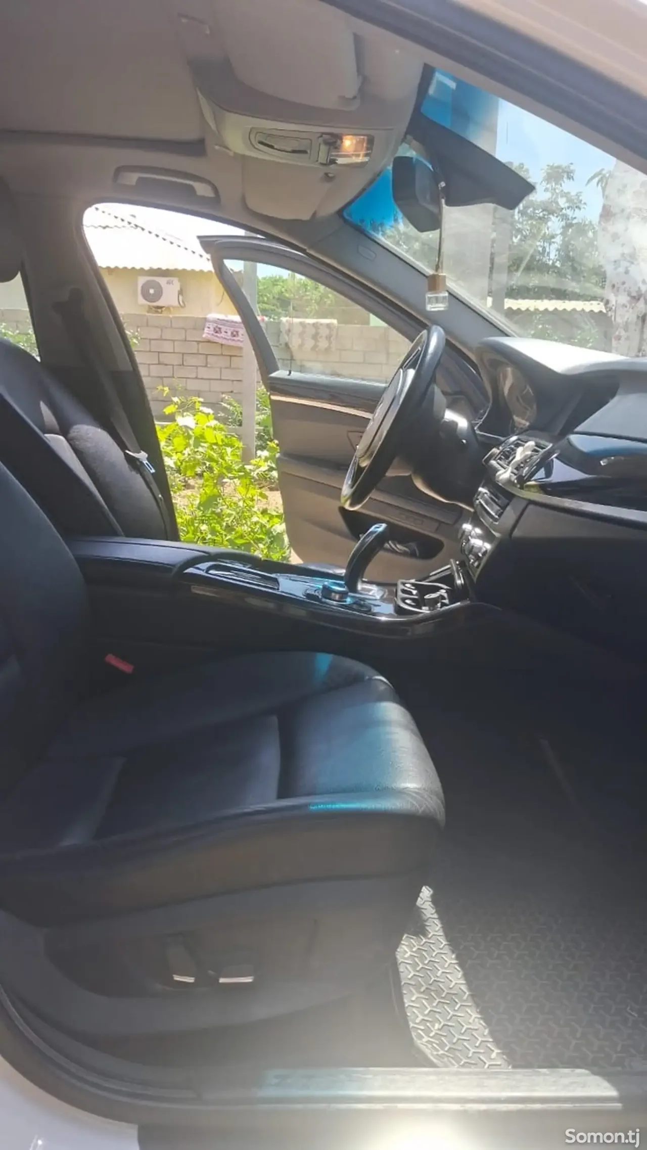 BMW M5 2011 · 2.0 AT