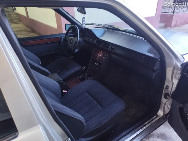 Mercedes-Benz W124 1993 · 2.5 MT