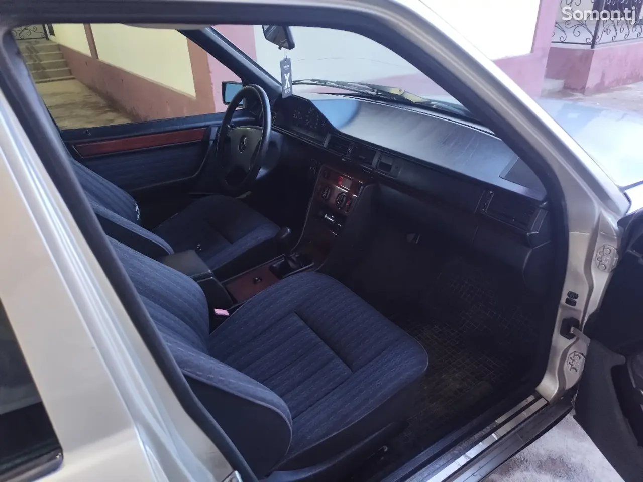 Mercedes-Benz W124 1993 · 2.5 MT