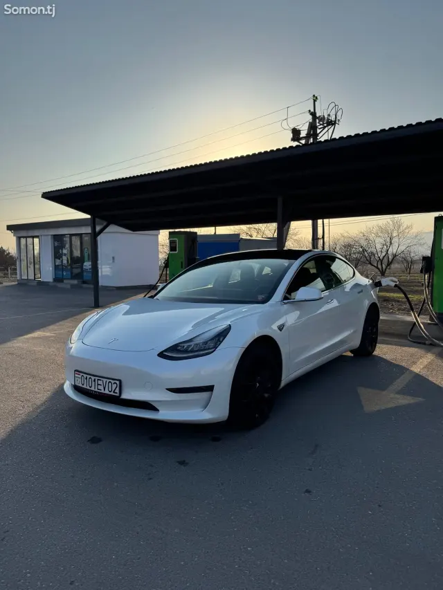 Tesla Model 3 2021 · AT