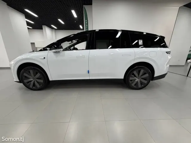 Li Auto (Lixiang) i8 2025 · AT