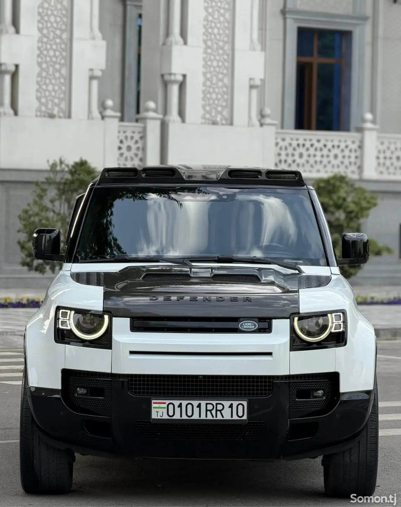 Land Rover Defender 2021 · 3.0 AT