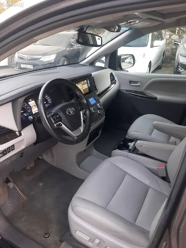 Toyota Sienna 2017 · 3.5 AT