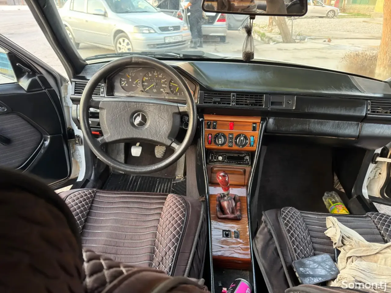 Mercedes-Benz W124 1988 · 2.0 MT