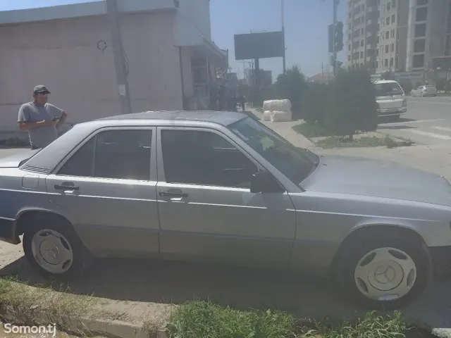 Mercedes-Benz W201 1990 · 2.0 MT