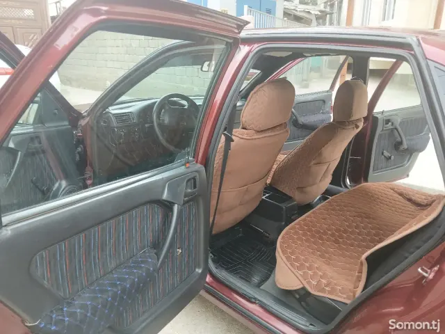 Opel Vectra A 1993 · 1.6 MT