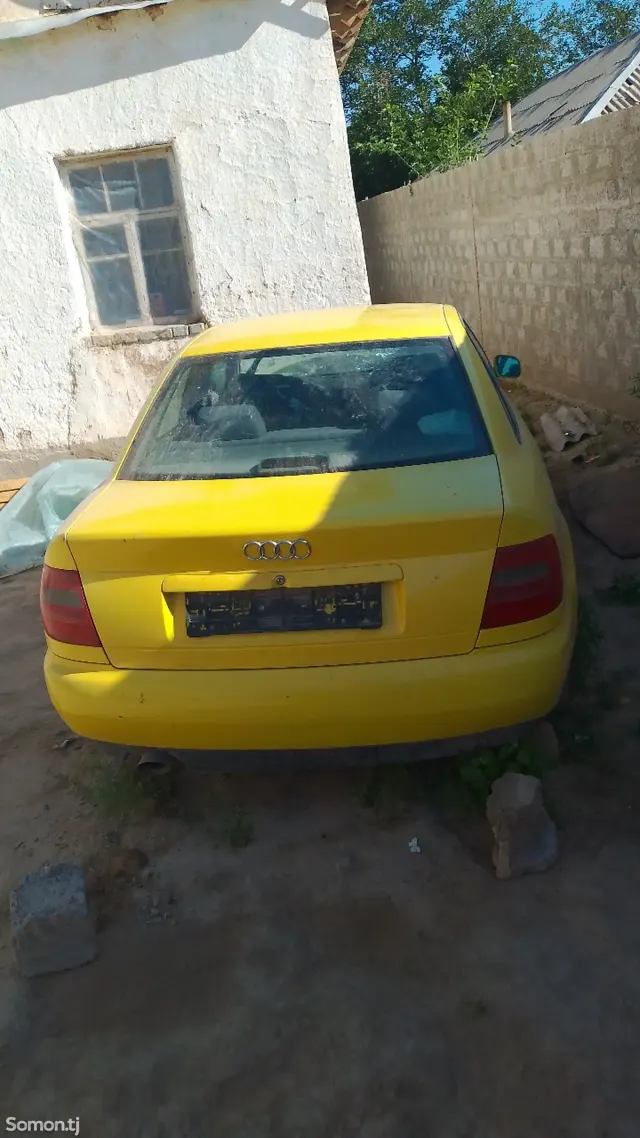Audi A4 1999 · 1.6 MT