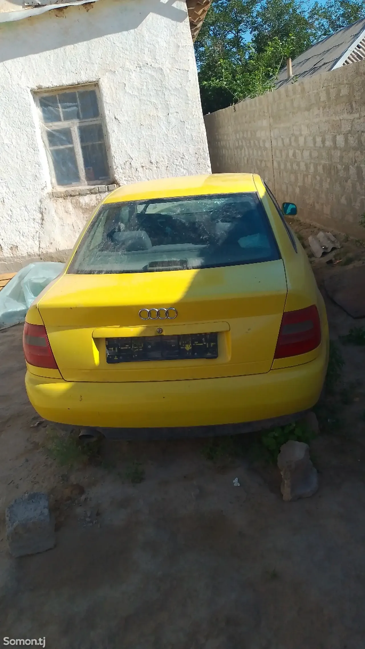 Audi A4 1999 · 1.6 MT