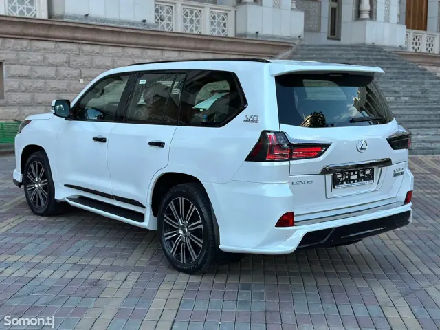 Lexus LX series 2022 · 5.7 AT