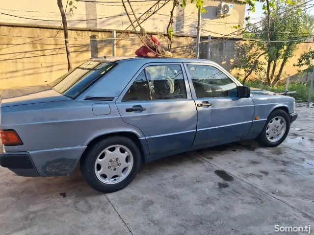 Mercedes-Benz W201 1989 · 2.0 MT