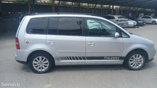 Volkswagen Touran 2006 · 1.6 AT