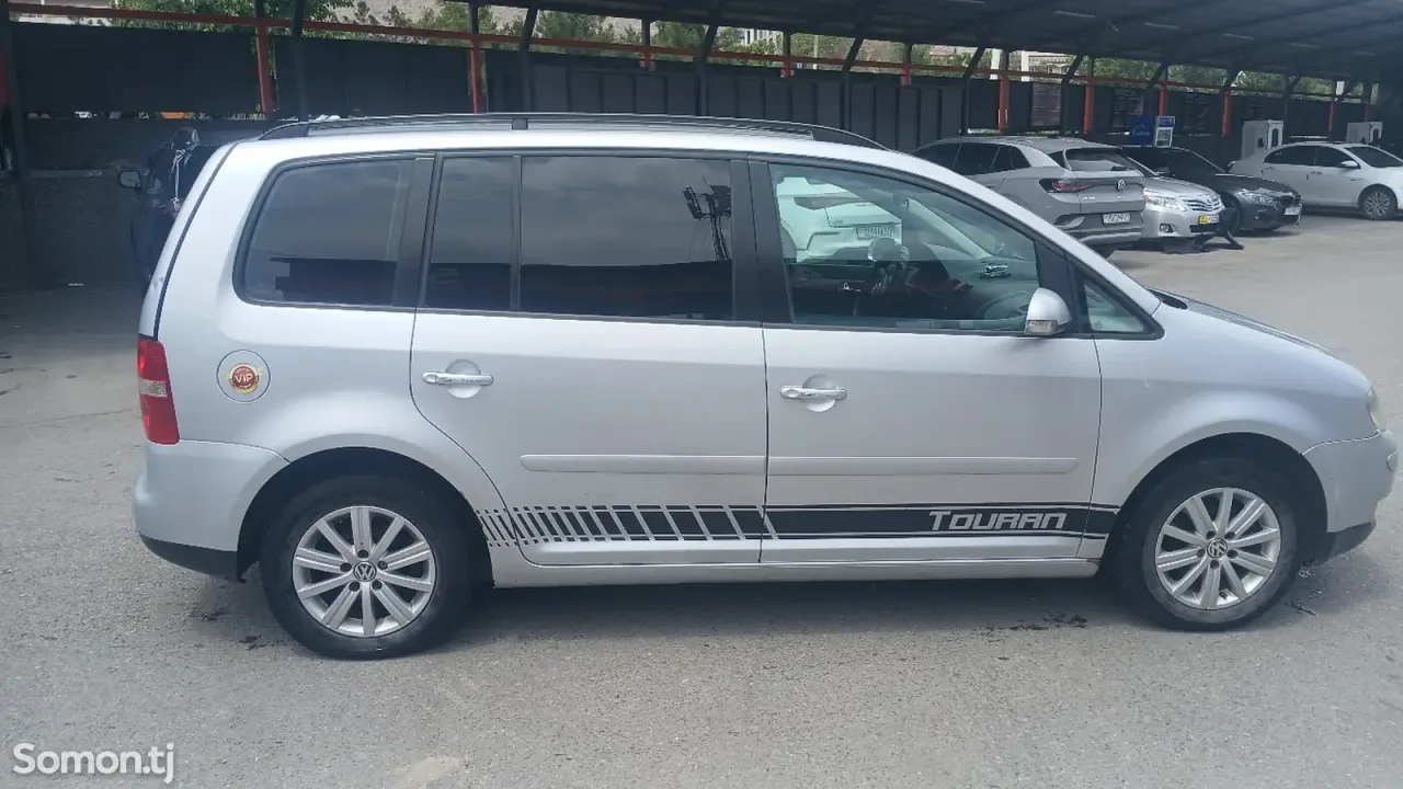 Volkswagen Touran 2006 · 1.6 AT