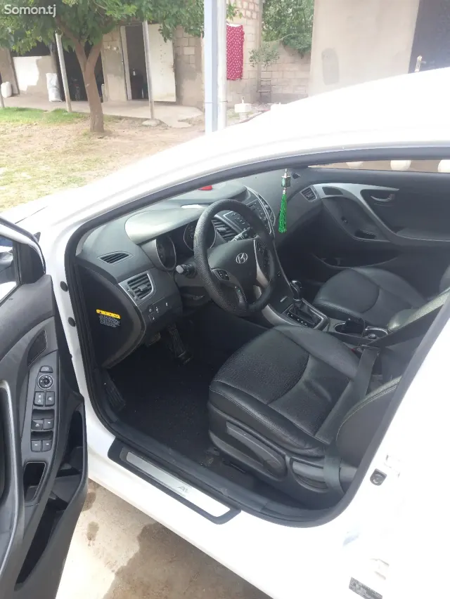 Hyundai Avante 2014 · 1.6 AT
