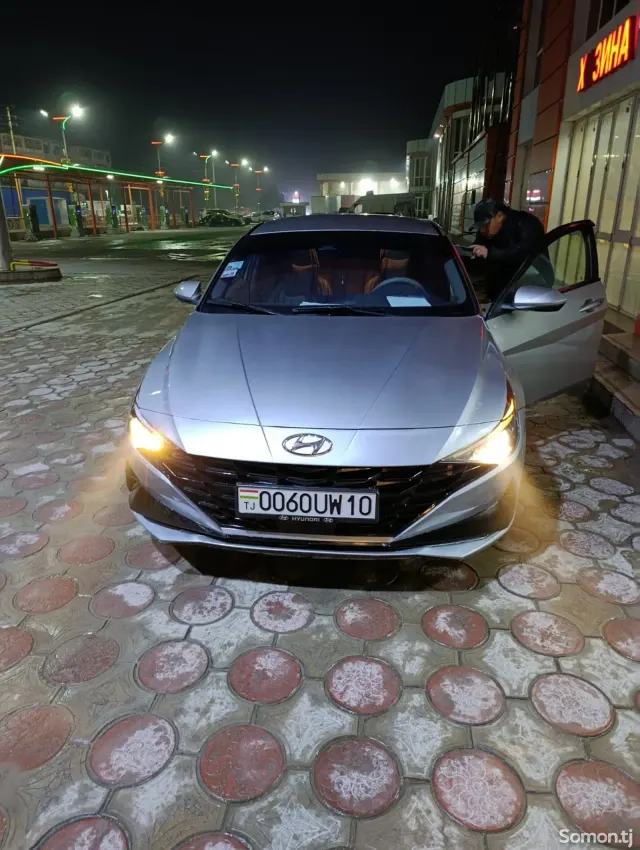 Hyundai Elantra 2022 · 2.0 AT