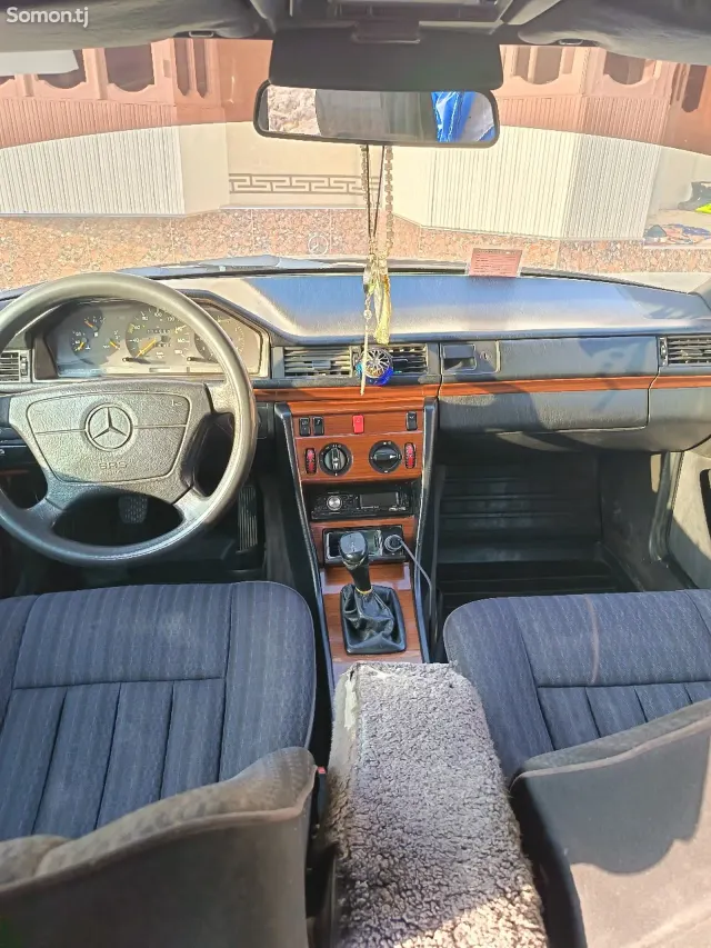 Mercedes-Benz W124 1993 · 2.0 MT
