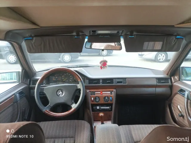 Mercedes-Benz W124 1990 · 2.0 MT