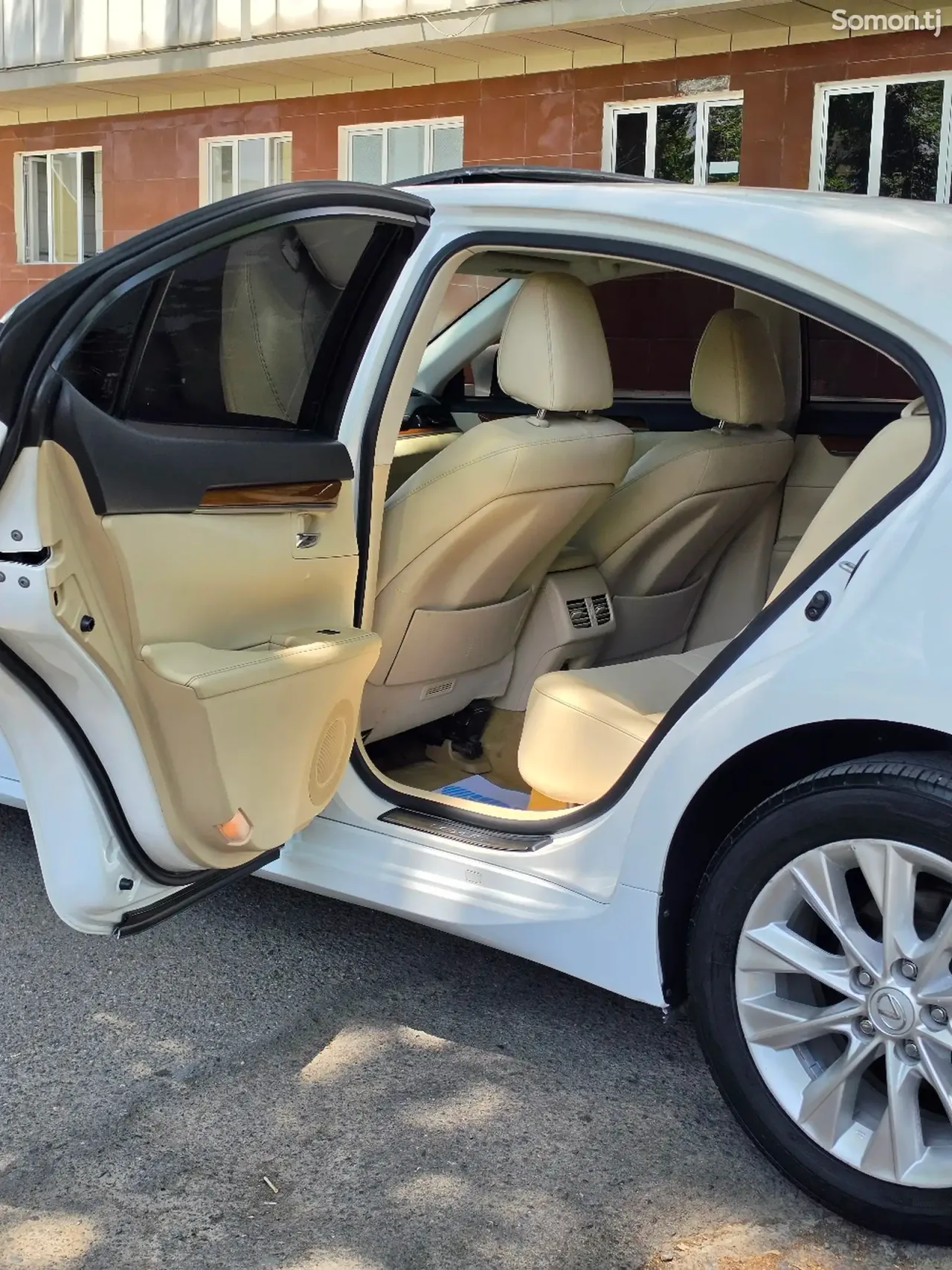 Lexus ES series 2015 · 2.5 AT