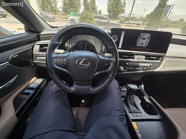 Lexus ES series 2024 · 2.5 AT