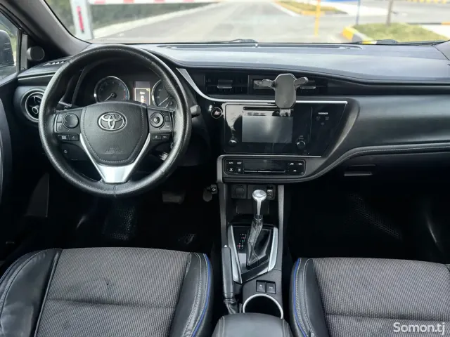 Toyota Camry 2017 · 1.8 AT
