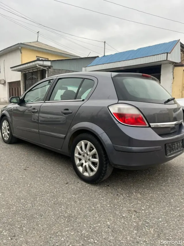 Opel Astra H 2004 · 1.6 MT