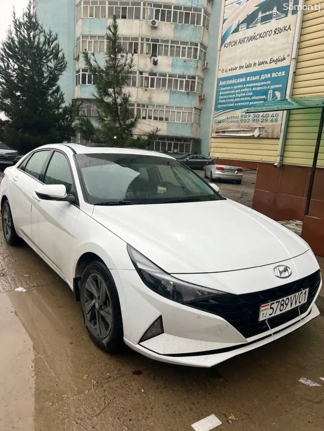 Hyundai Elantra 2023 · 2.0 AT