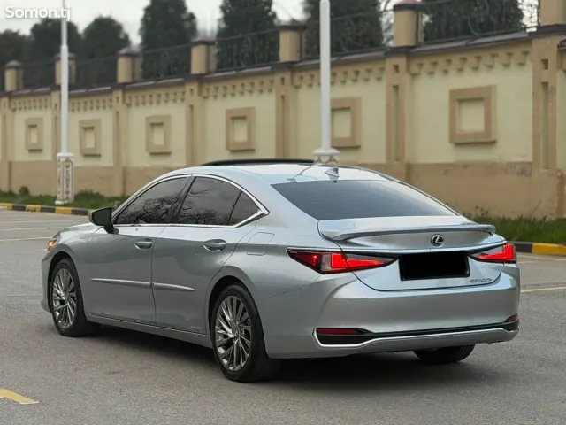 Lexus ES series 2022 · 2.5 AT