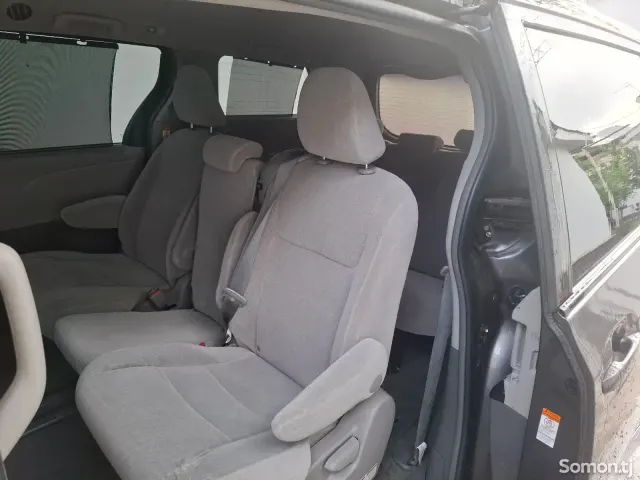 Toyota Sienna 2017 · 3.5 AT