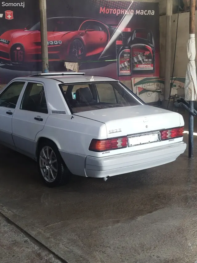 Mercedes-Benz W201 1990 · 2.0 MT