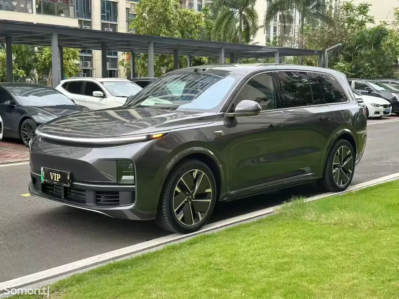 Li Auto (Lixiang) L9 2025 · AT