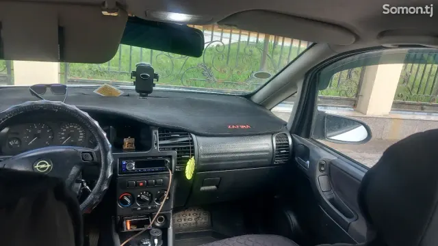Opel Zafira 1999 · 1.6 MT