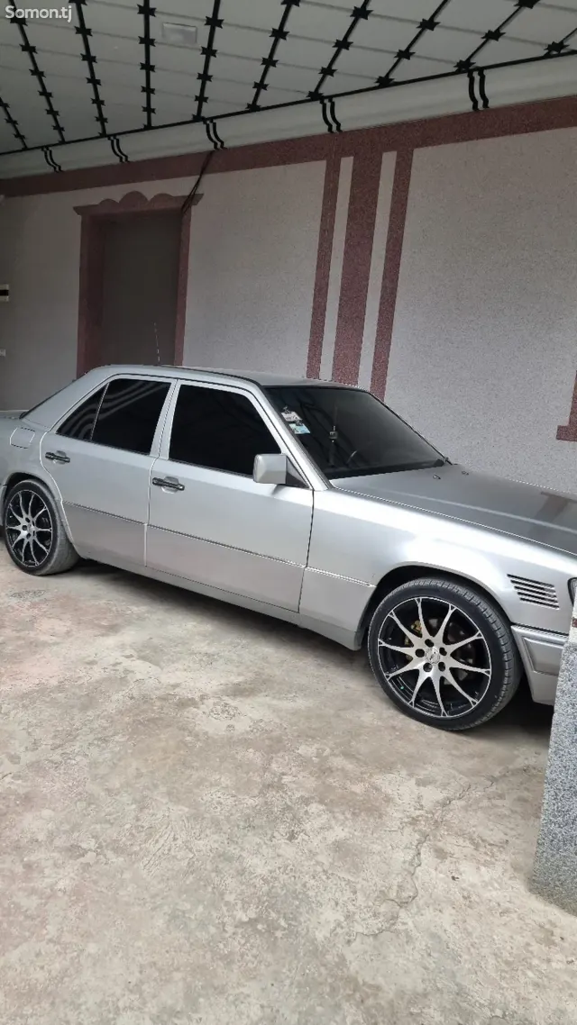 Mercedes-Benz W124 1994 · 2.0 AT